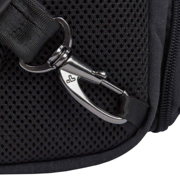 Detail van de karabijnhaak aan de band van de Travelon Metro Sling Bag