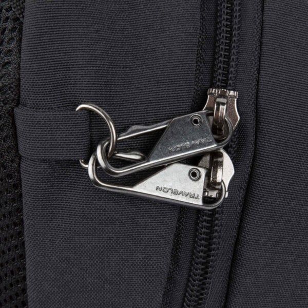 Vergrendelbare ritsen met karabijnhaak op de Travelon Metro Sling Bag