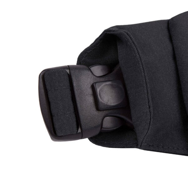 Detail van de klikgesp van de heupband van de Travelon Metro Waistpack