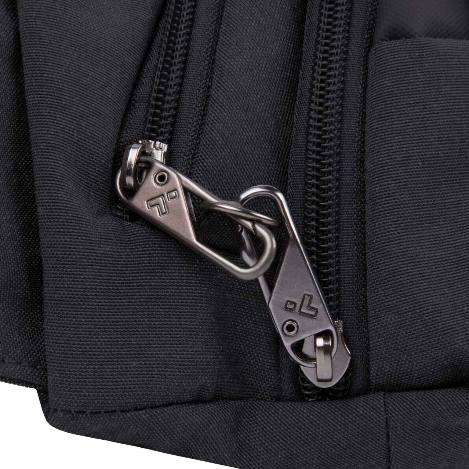 De twee vergrendelbare ritstrekkers van de Travelon Metro Waistpack in elkaar geklikt