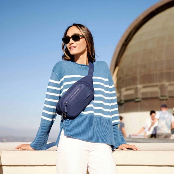 Vrouw met de Travelon Metro Waistpack in donkerblauw als crossbody gedragen