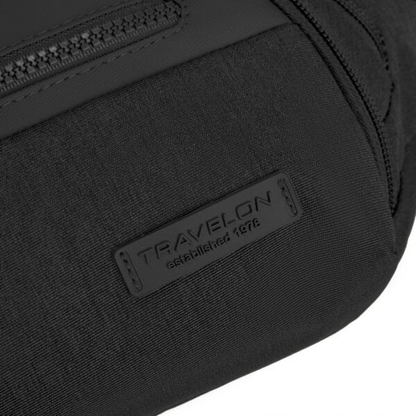Travelon-logo op de Travelon Metro Waistpack