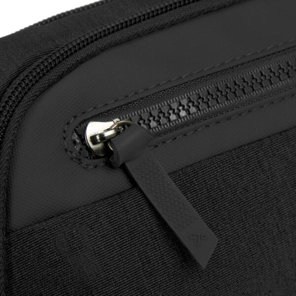 Detail van de vergrendelbare ritsen op de Travelon Metro Waistpack (2)