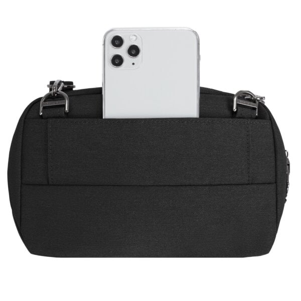 Telefoon in het achtervak van de Travelon Metro Convertible Crossbody