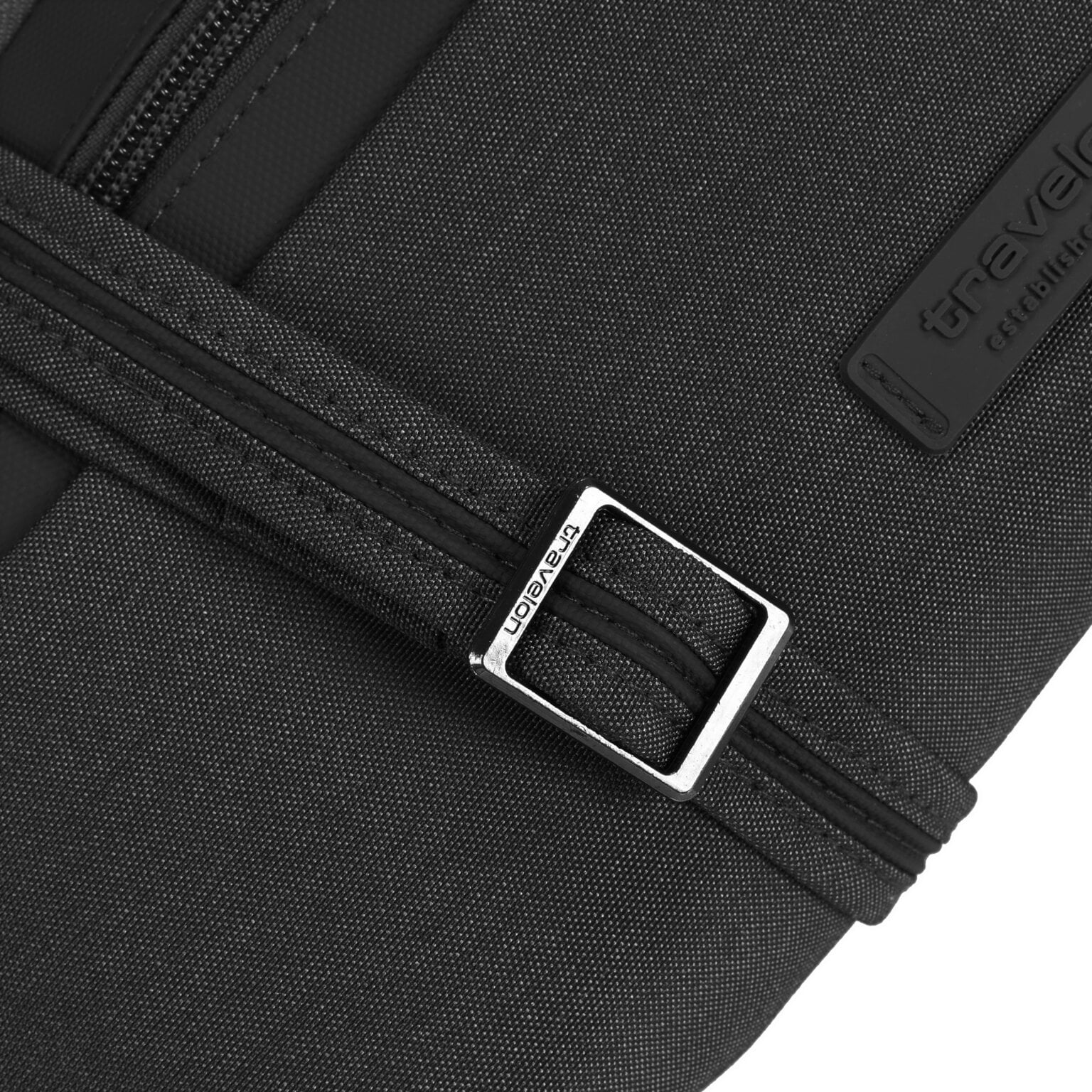 Detail van de verstelbare bandgesp van de Travelon Metro Convertible Crossbody