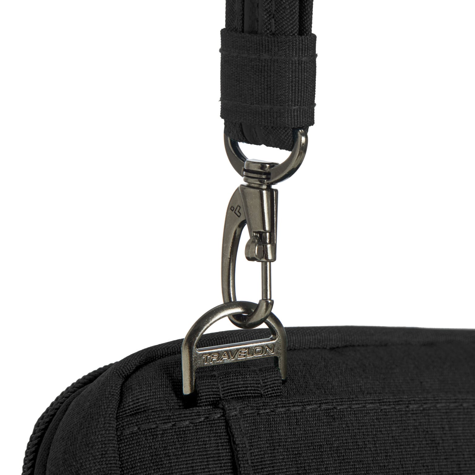 Detail van de karabijnhaak aan de band van de Travelon Metro Convertible Crossbody