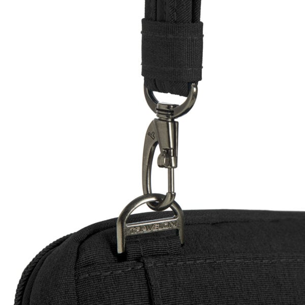 Detail van de karabijnhaak aan de band van de Travelon Metro Convertible Crossbody