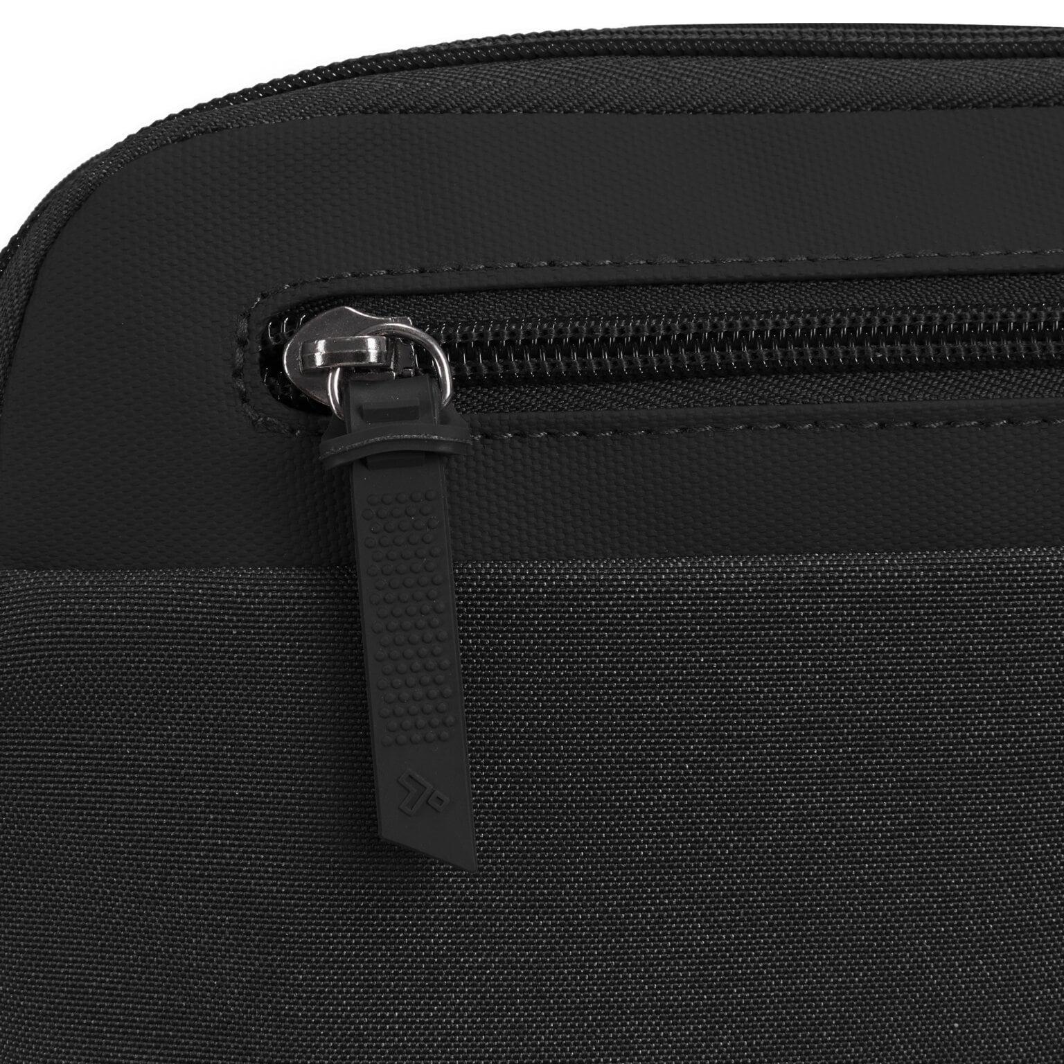 Detail van de rits en het snijbestendige weefsel van de Travelon Metro Convertible Crossbody