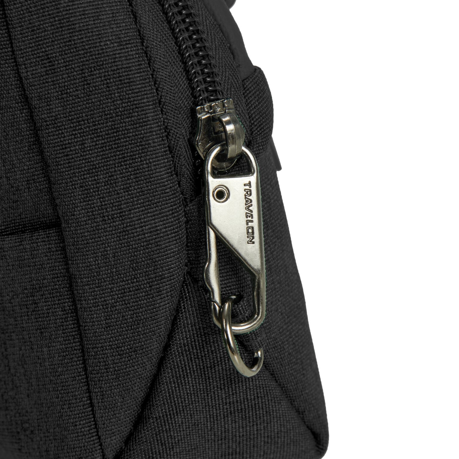 Vergrendelbare rits met karabijnhaak op de Travelon Metro Convertible Crossbody