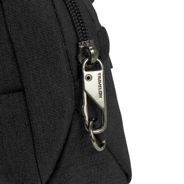 Vergrendelbare rits met karabijnhaak op de Travelon Metro Convertible Crossbody
