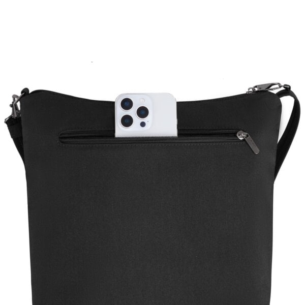 Telefoon in het achtervak van de Travelon Metro Crossbody M