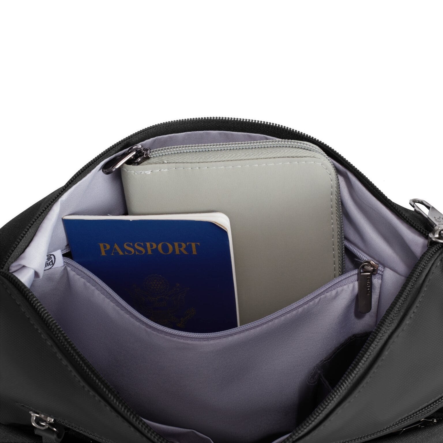 Binnenvak van de Travelon Metro Crossbody M met tablet en paspoort