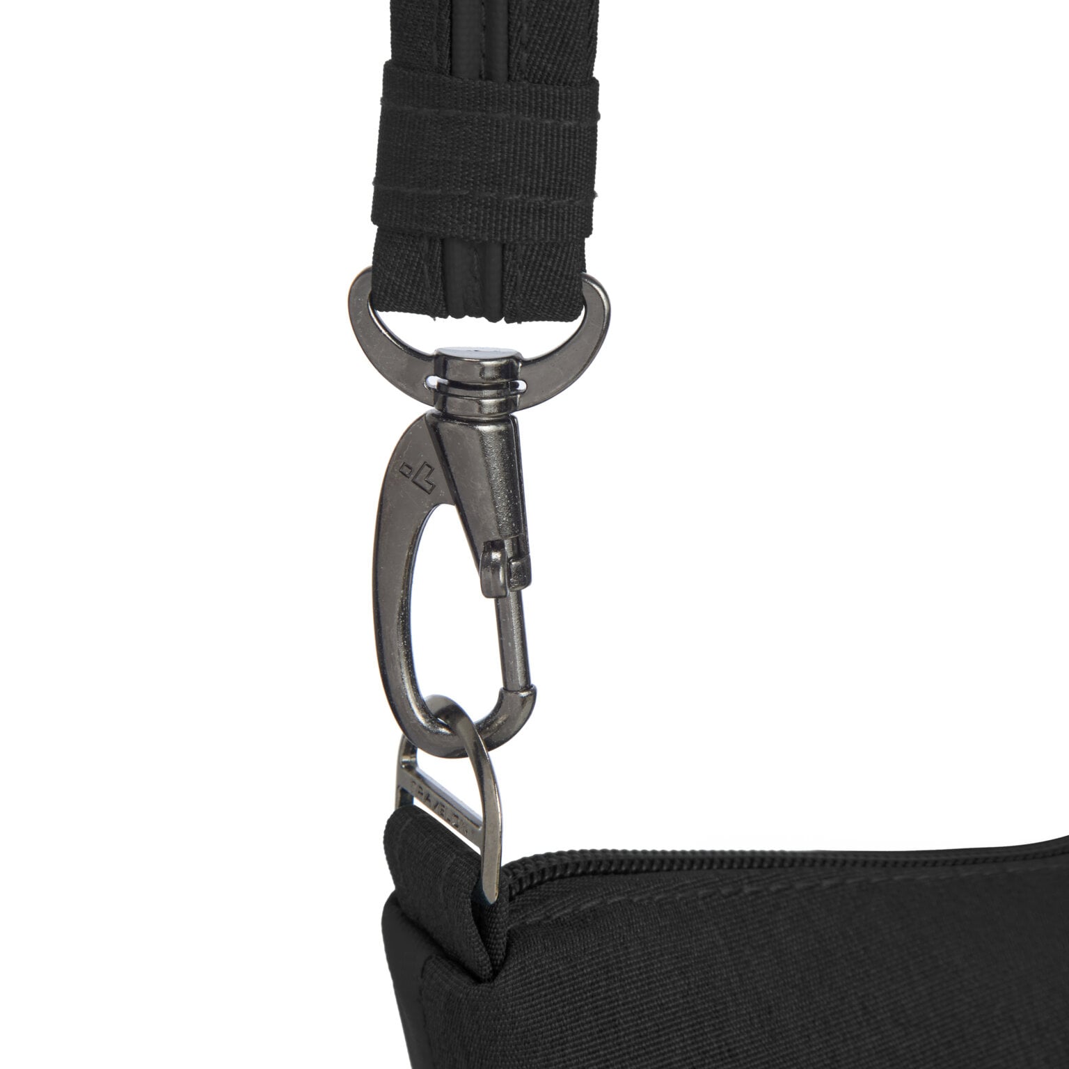 Detail van de karabijnhaak aan de band van de Travelon Metro Crossbody M