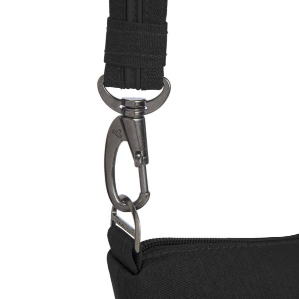 Detail van de karabijnhaak aan de band van de Travelon Metro Crossbody M
