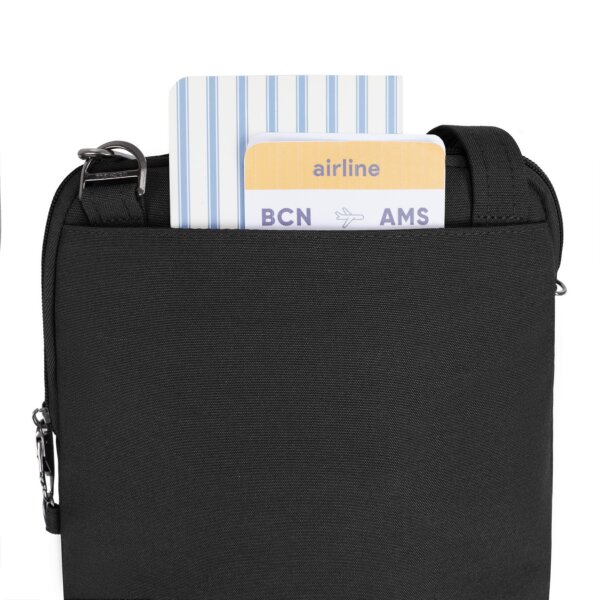 Instapkaart in het achtervak van de Travelon Metro Crossbody S