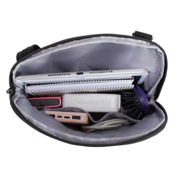 Hoofdvak van de Travelon Metro Crossbody S met tablet, powerbank en kam