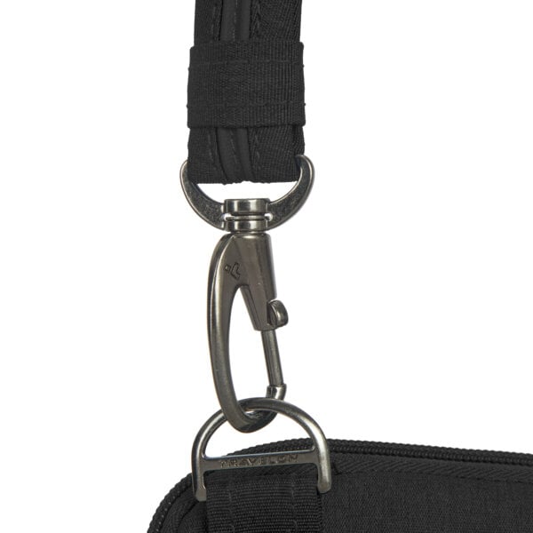 Detail van de karabijnhaak aan de band van de Travelon Metro Crossbody S