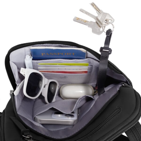 Travelon Metro Crossbody S open met zonnebril, pasjes en sleutelclip