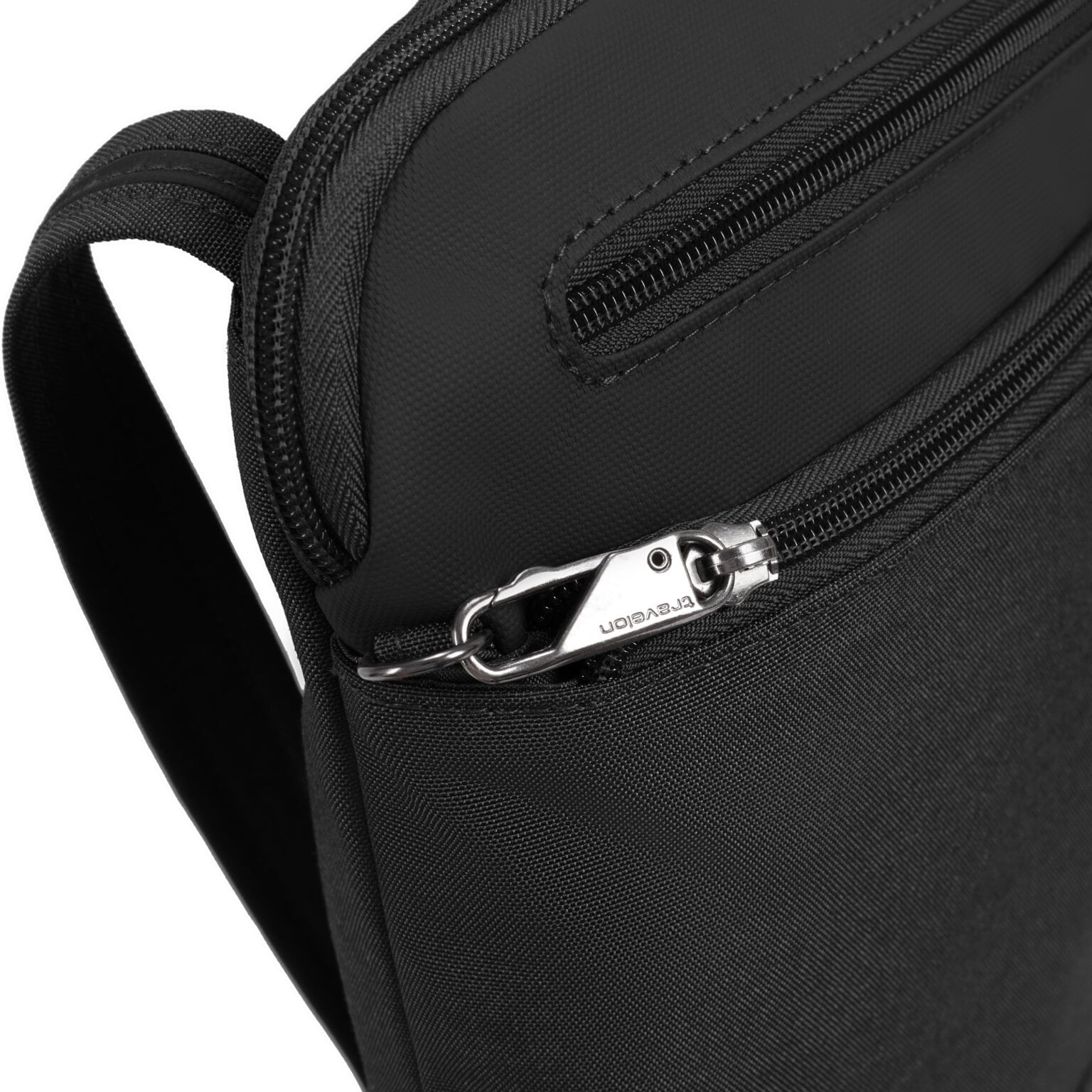 Vergrendelbare rits met karabijnhaak op de Travelon Metro Crossbody S