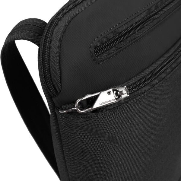 Vergrendelbare rits met karabijnhaak op de Travelon Metro Crossbody S