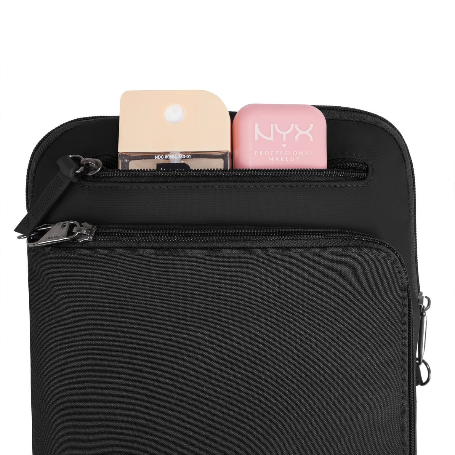 Voorvak van de Travelon Metro Crossbody S met powerbank en cosmetica