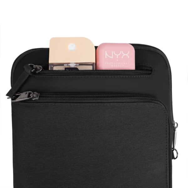 Voorvak van de Travelon Metro Crossbody S met powerbank en cosmetica