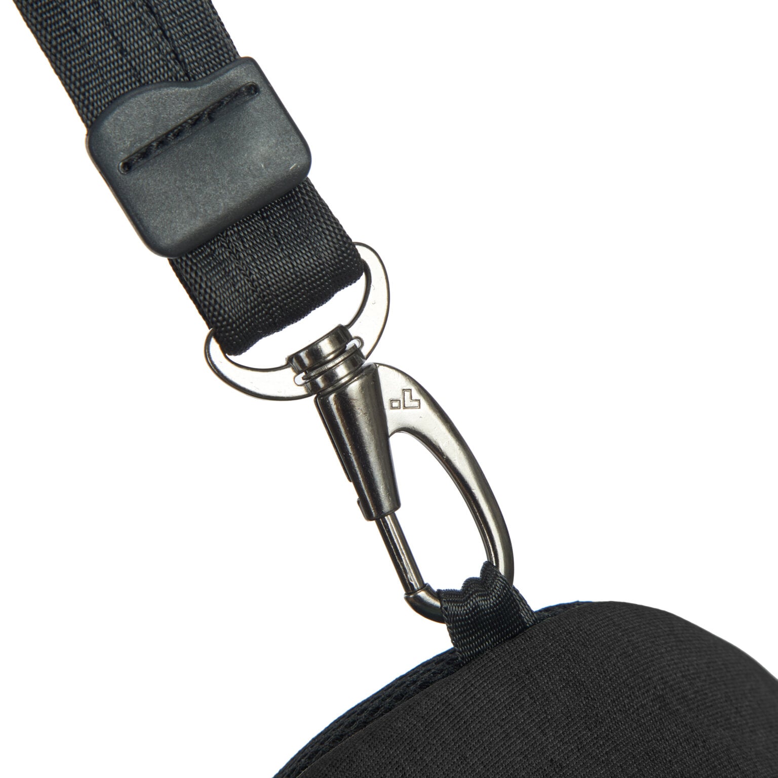 Detail van de karabijnhaak aan de band van de Travelon Metro Sling Bag