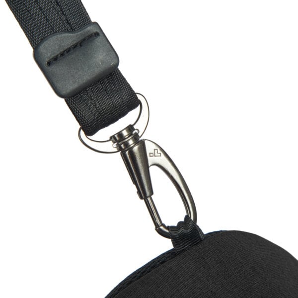 Detail van de karabijnhaak aan de band van de Travelon Metro Sling Bag