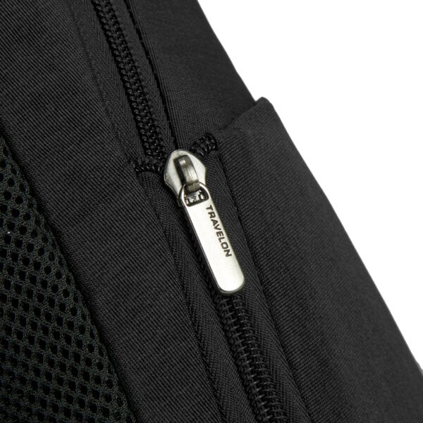 Detail van het mesh zijvak en de rits van de Travelon Metro Sling Bag