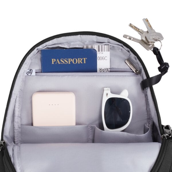 RFID-beschermd vak van de Travelon Metro Sling Bag met paspoort en powerbank