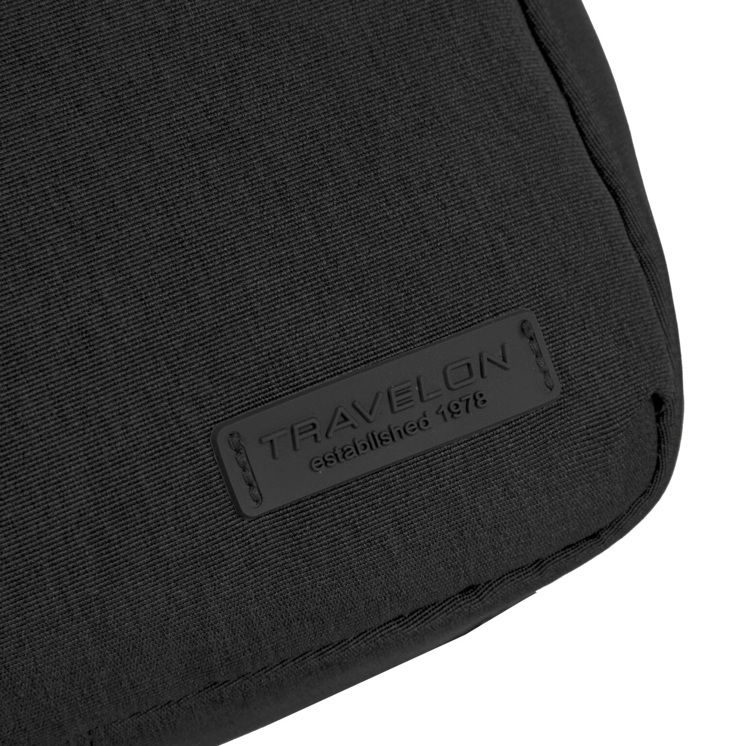Detail van het Travelon-label op de Metro Sling Bag