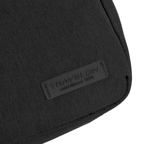 Detail van het Travelon-label op de Metro Sling Bag