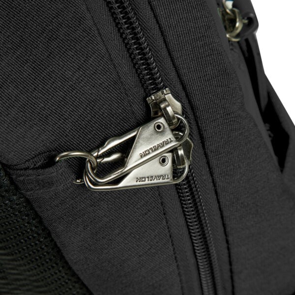 Vergrendelbare ritsen met karabijnhaak op de Travelon Metro Sling Bag