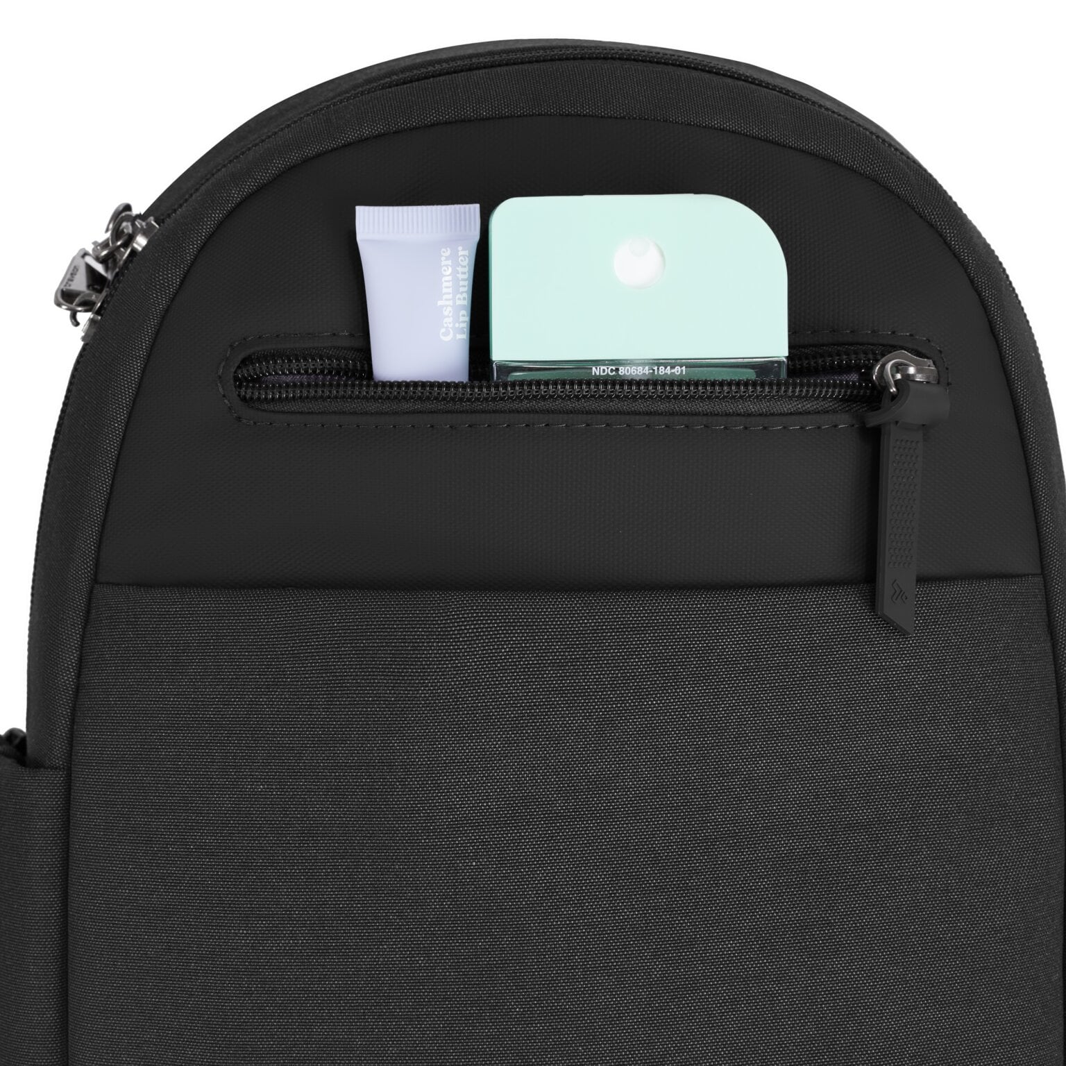 Voorvak van de Travelon Metro Sling Bag met cosmetica
