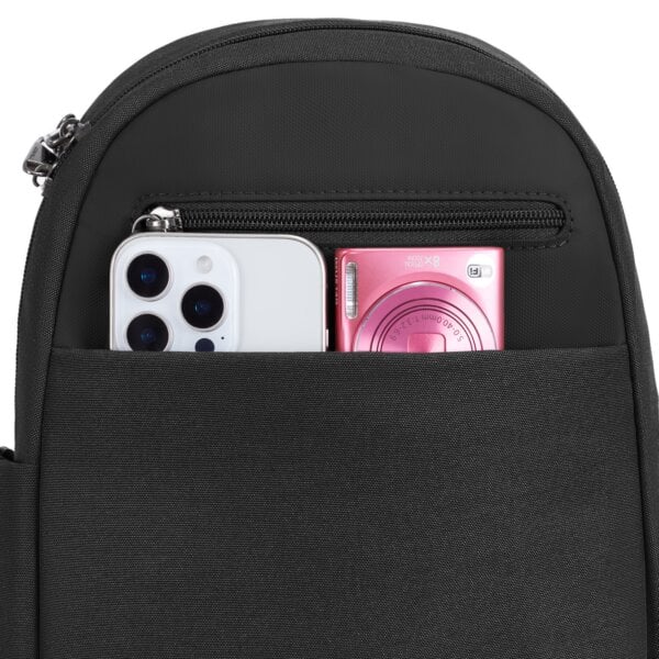 Voorvak van de Travelon Metro Sling Bag met telefoon en camera