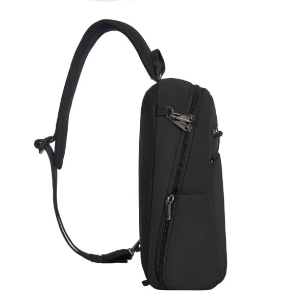 Zijkant van de Travelon Metro Sling Bag met de verstelbare band