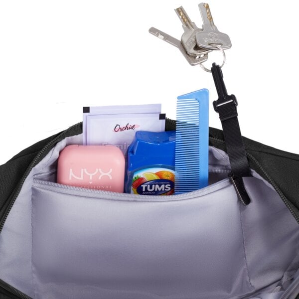 Hoofdvak van de Travelon Metro Waistpack met cosmetica en sleutelclip