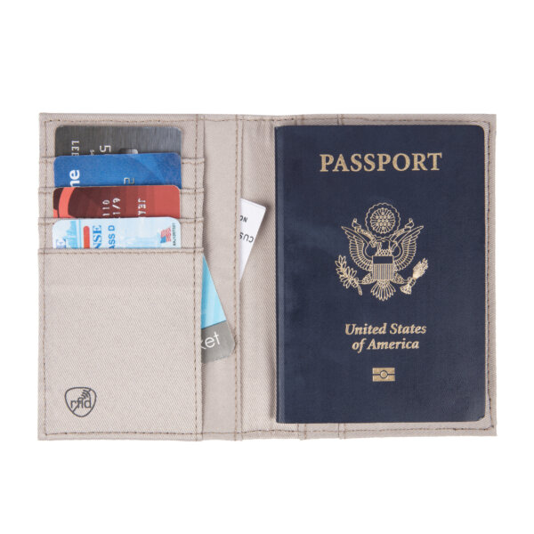 Binnenkant van het Travelon paspoort etui met ruimte voor pasjes, geld en tickets