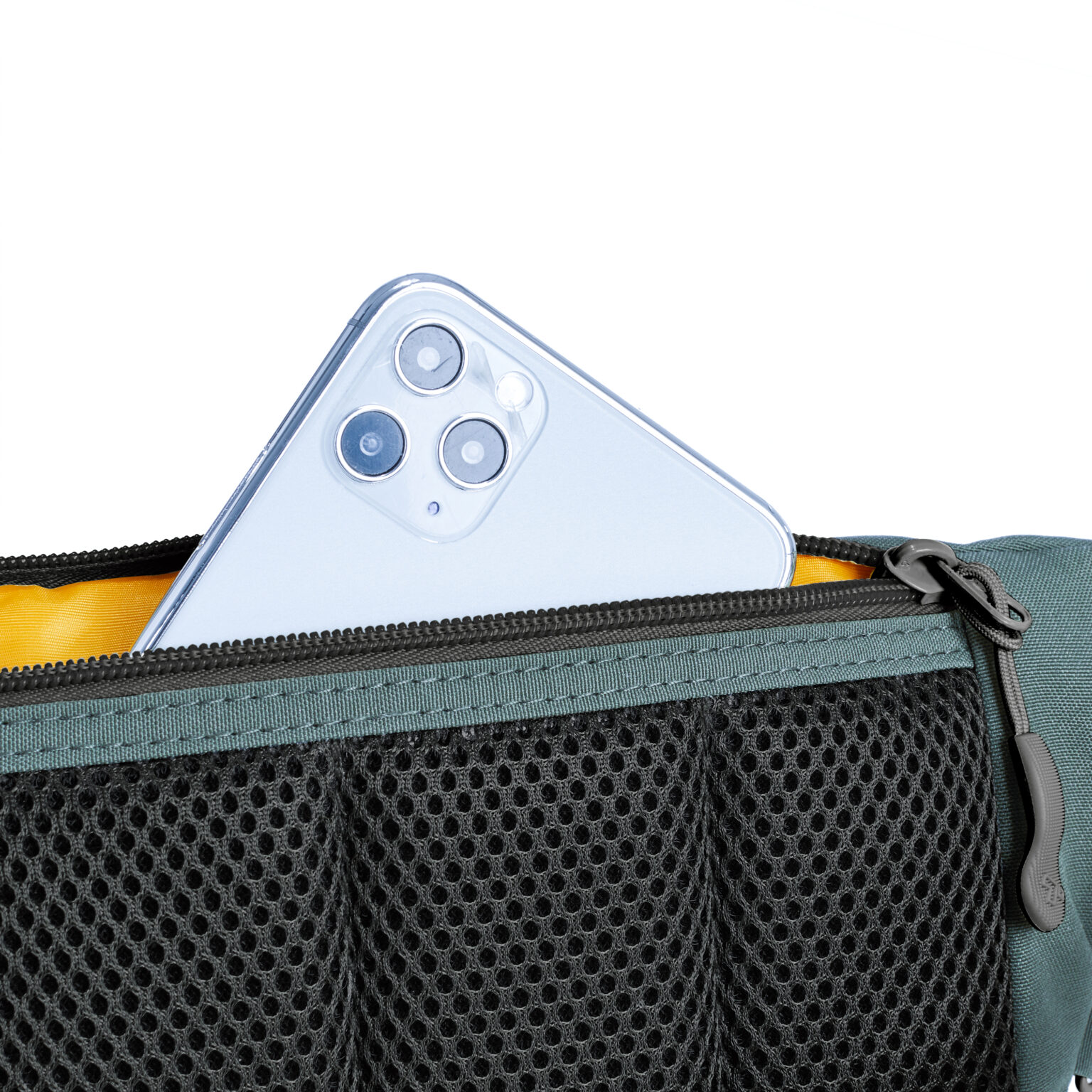 Telefoon in het mesh vak van de Travelon Voyages heuptas in blauw