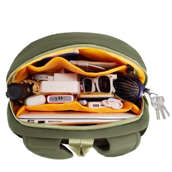 Geopende Travelon Voyages daypack in olijfgroen met laptop, powerbank, zonnebril, drinkfles en sleutels
