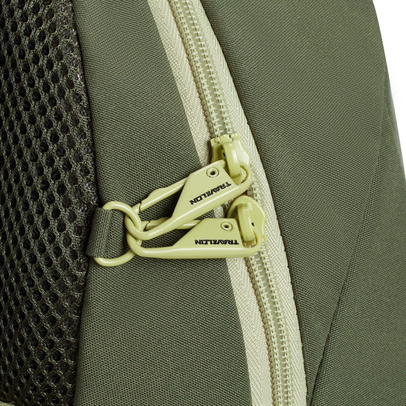 Detail van de twee vergrendelbare ritsen naast het mesh zijvak van de Travelon Voyages daypack in olijfgroen