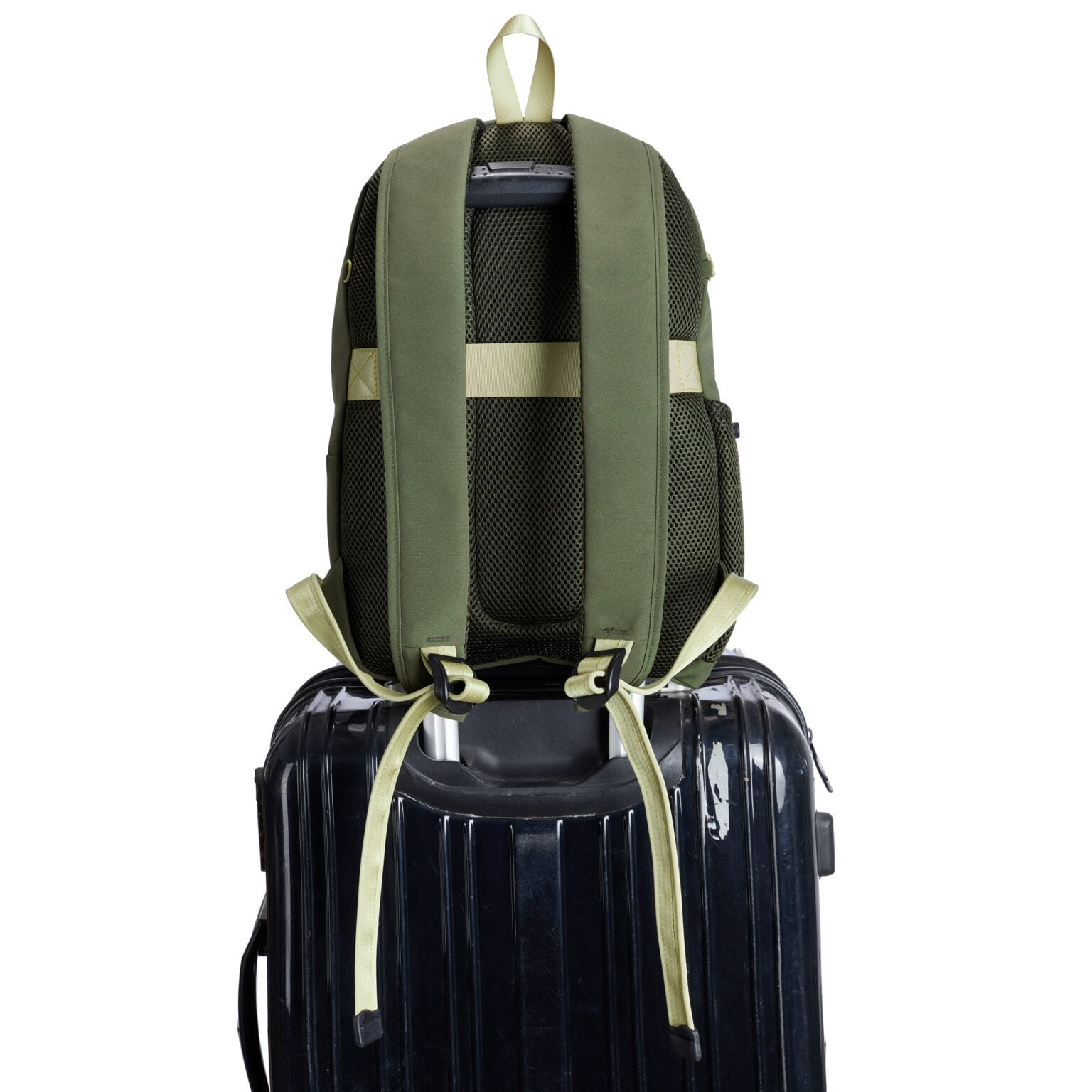 Travelon Voyages daypack in olijfgroen over de handgreep van een koffer met de trolleyband