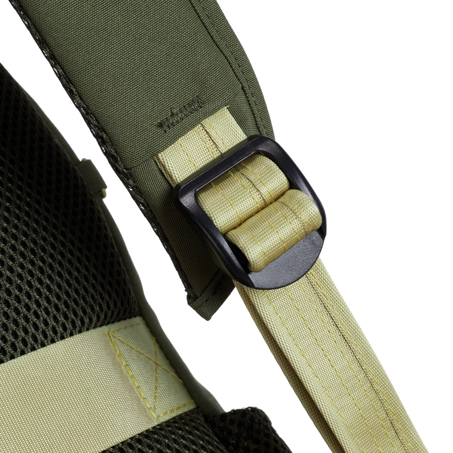 Detail van de gesp op de gepolsterde schouderband van de Travelon Voyages daypack in olijfgroen