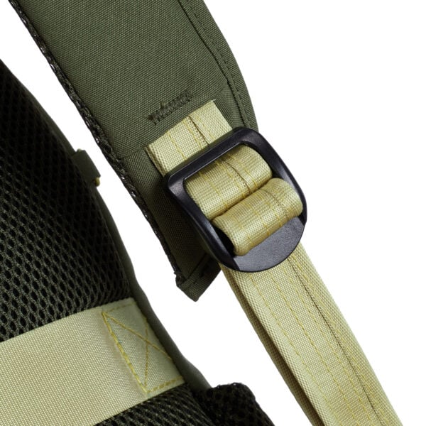 Detail van de gesp op de gepolsterde schouderband van de Travelon Voyages daypack in olijfgroen