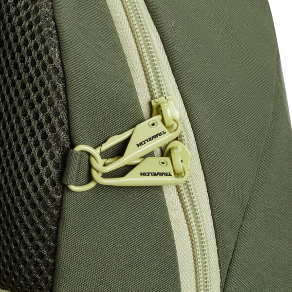 Detail van de twee vergrendelbare ritsen naast het mesh zijvak van de Travelon Voyages daypack in olijfgroen