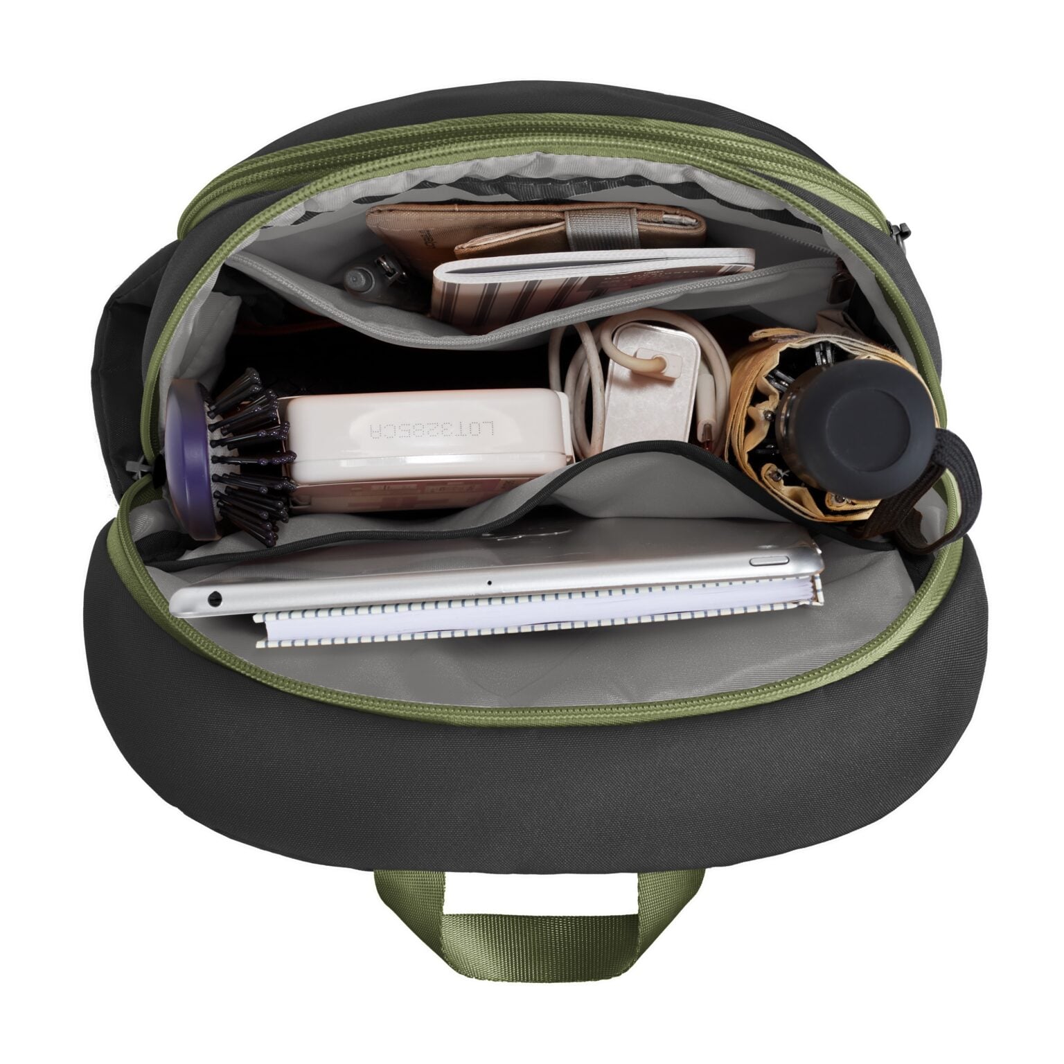 Geopende Travelon Voyages tour bag in zwart met tablet, powerbank, horloge en toiletspullen