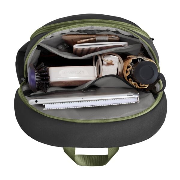 Geopende Travelon Voyages tour bag in zwart met tablet, powerbank, horloge en toiletspullen
