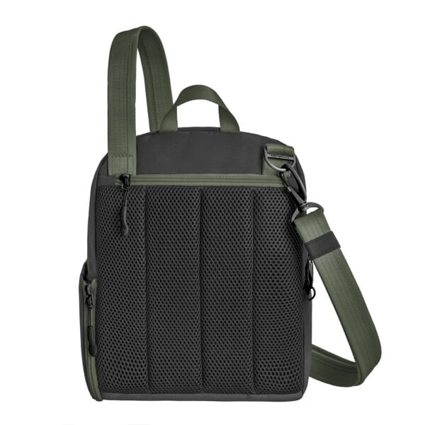Achterkant van de Travelon Voyages tour bag in zwart met mesh vakken en verstelbare schouderband