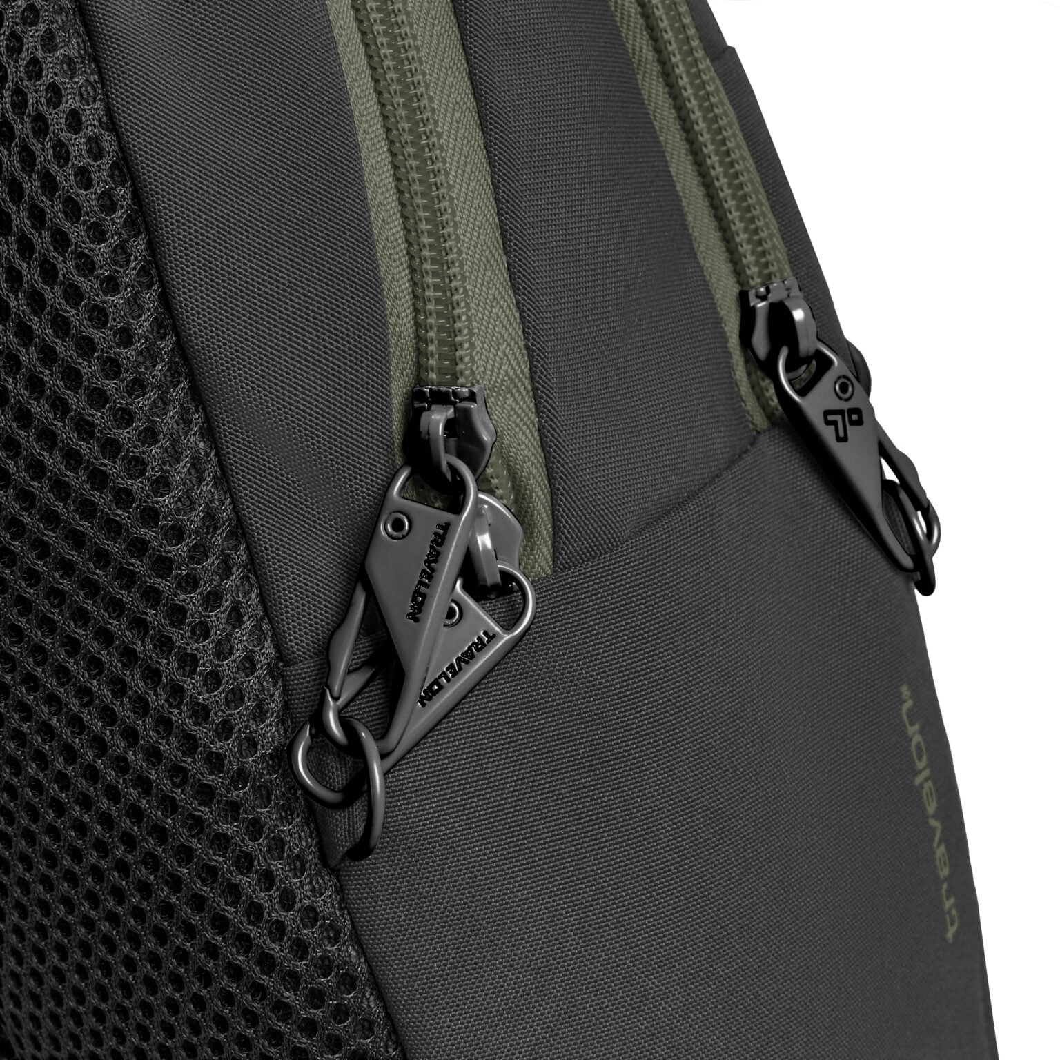 Detail van de twee vergrendelbare ritsen naast het mesh zijvak van de Travelon Voyages tour bag in zwart
