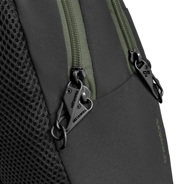Detail van de twee vergrendelbare ritsen naast het mesh zijvak van de Travelon Voyages tour bag in zwart